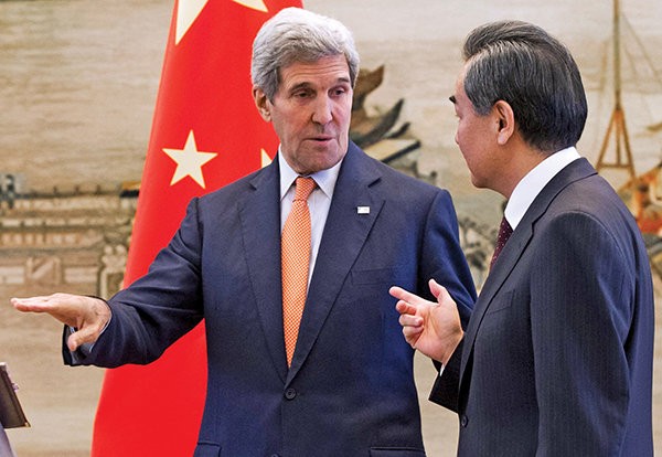 Ông John Kerry đã không trả lời câu hỏi về chuyện đưa tàu, máy bay Mỹ vào trong phạm vi 12 hải lý các điểm Trung Quốc chiếm đóng ở Trường Sa trong họp báo với Ngoại trưởng Trung Quốc Vương Nghị - Ảnh: Reuters