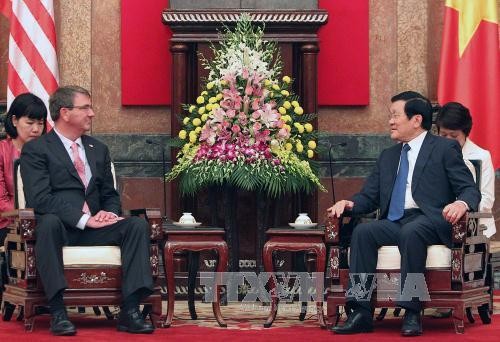 Chủ tịch nước Trương Tấn Sang tiếp Bộ trưởng Quốc phòng Hoa Kỳ Ashton Carter. Ảnh: Nguyễn Khang – TTXVN