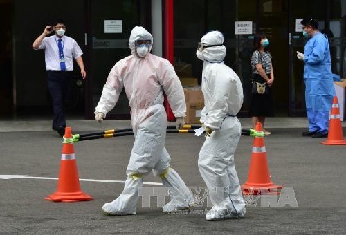 Nhân viên y tế Hàn Quốc làm nhiệm vụ tại thủ đô Seoul. Ảnh: AFP/TTXVN 