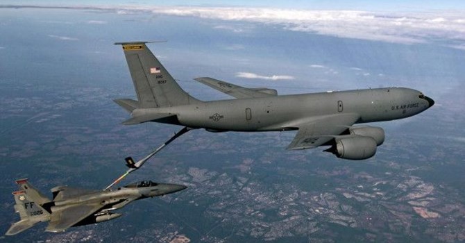 Các phi công thực hiện màn tiếp liệu trên không (Hình: USAF) 