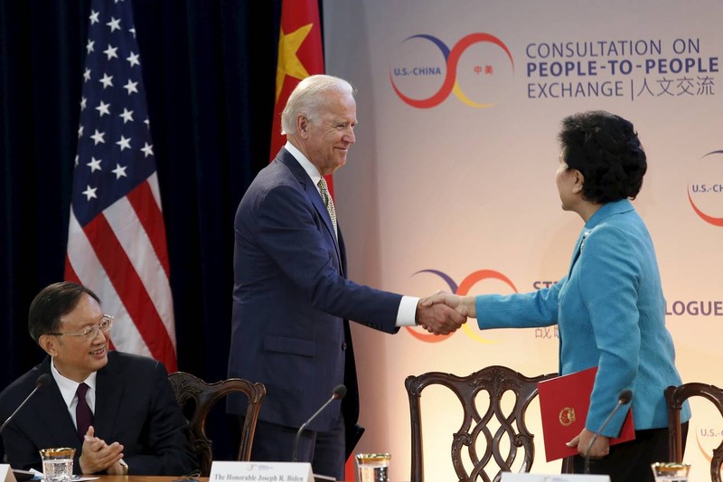 Phó tổng thống Mỹ Joe Biden bắt tay Phó thủ tướng Trung Quốc Lưu Diên Đông tại hội đàm. Ảnh: Reuters