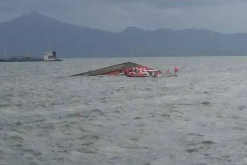 Phà Kim Nirvana chìm ngoài khơi cảng Ormoc. Ảnh:Serbisyo Publiko sa Radyo/Phil Star.