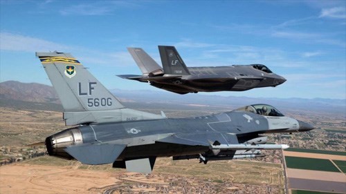 F-35 (trên) bị cho là đã không đọ lại F-16 (dưới) - Ảnh: Extreme Tech