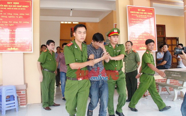 Nghi phạm Nguyễn Hải Dương được dẫn giải từ trụ sở công an huyện Chơn Thành, tỉnh Bình Phước ra xe về trại tạm giam - Ảnh: Xuân An