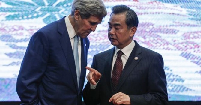 Ngoại trưởng John Kerry, trái, và Bộ trưởng Ngoại giao Trung Quốc Vương Nghị trao đổi sau khi chụp ảnh với những người đồng cấp tham dự Hội nghị thượng đỉnh các ngoại trưởng Đông Á ở Kuala Lumpur hôm 6/8.