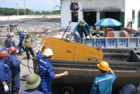 Hàng nghìn lượt người cùng nhiều máy móc được huy động để tìm kiếm nạn nhân mất tích. Ảnh: Minh Cương