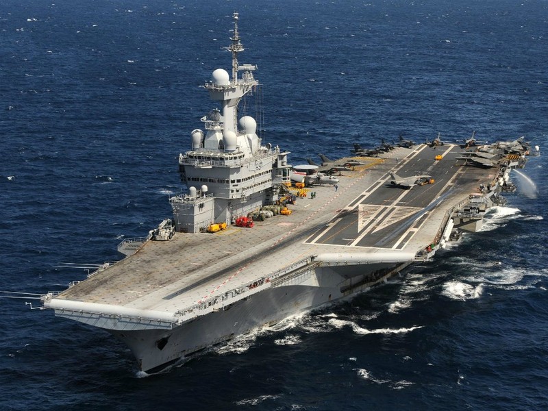 Tàu Charles de Gaulle thay đổi vị trí tấn công IS