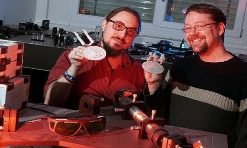 Hai nhà nghiên cứu Alexander Szameit (phải) và Marco Rigotti (trái) tại Đại học Jena, Đức, phát triển thiết bị dịch chuyển tức thời bằng laser. Ảnh: Đại học Jena.