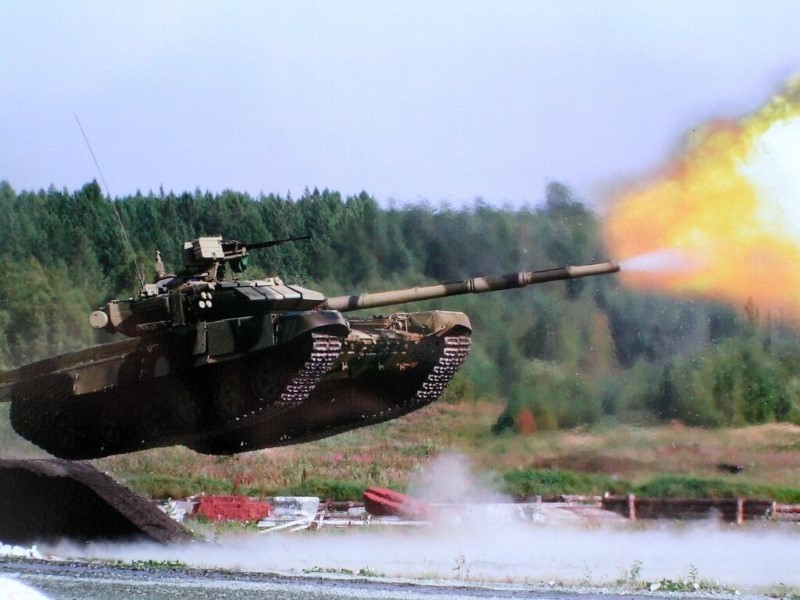 xe tăng T-90 khai hỏa khi vượt vật cản