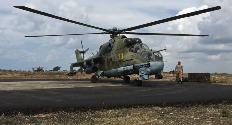 Trực thăng chiến đấu Nga trên sân bay Hmeymim