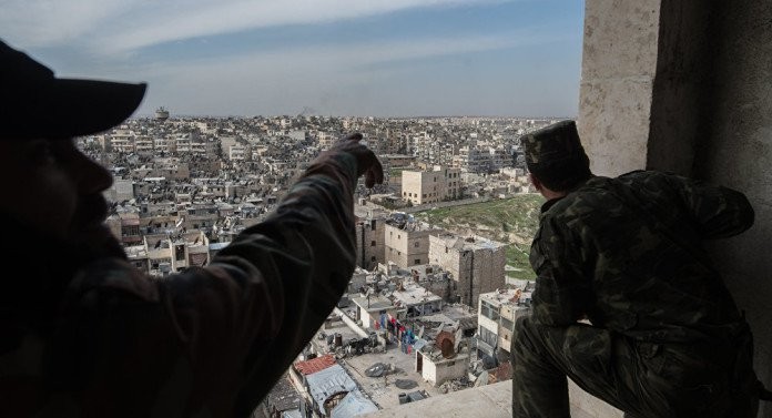 Binh sĩ quân đội Syria đối diện với khu chung cư dự án 1070 ở Tây Nam Aleppo