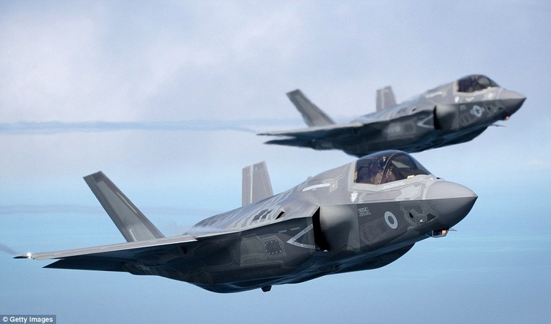 Máy bay tiêm kích F-35 trên không phận nước Anh