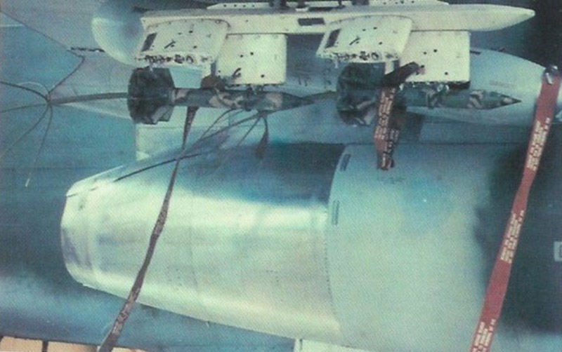 Một máy bay cường kích Mỹ đang chuẩn bị thả "Cây nhiệt đới" trên chiến trường Miền Nam Việt Nam