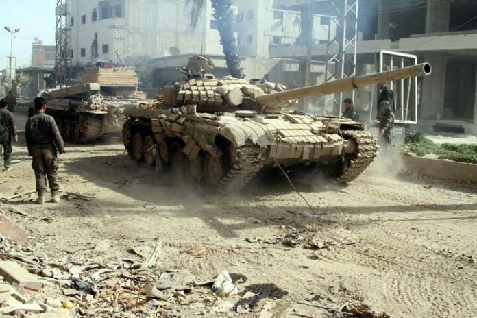 Xe tăng quân đội Syria tấn công