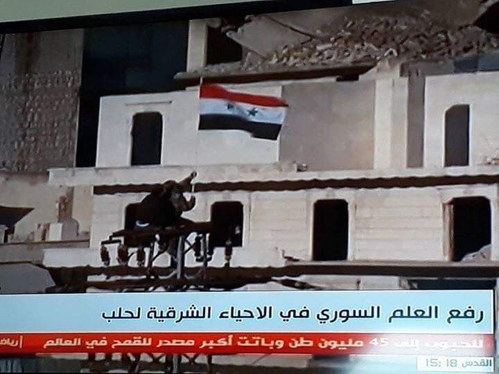Người dân Aleppo cắm cờ Syria mừng chiến thắng