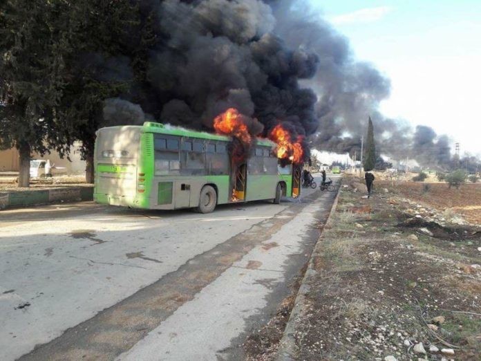 Chiếc xe buýt bị bắn hạ trên đường đến 2 thị trấn ở Idlib