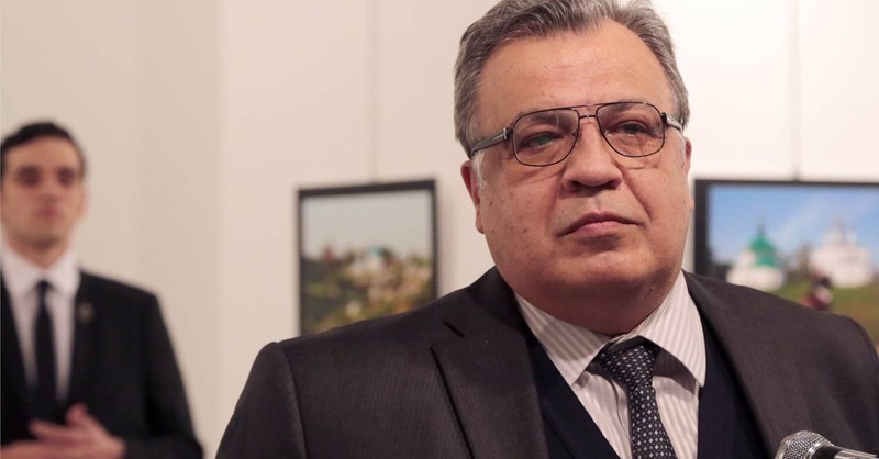 Đại sứ Nga Andrei Karlov, phía sau ông là thủ phạm vụ ám sát