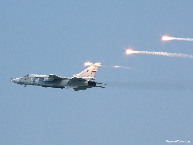Máy bay Su-24 không quân Nga không kích ở Syria