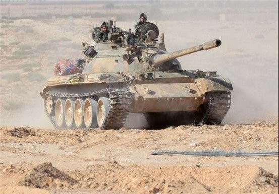 Xe tăng quân độ Syria trên chiến trường Palmyra