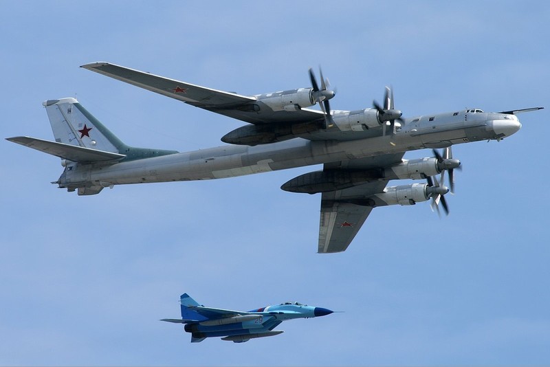 Máy bay ném bom chiến lược Tu-95MS không kích ở Syria