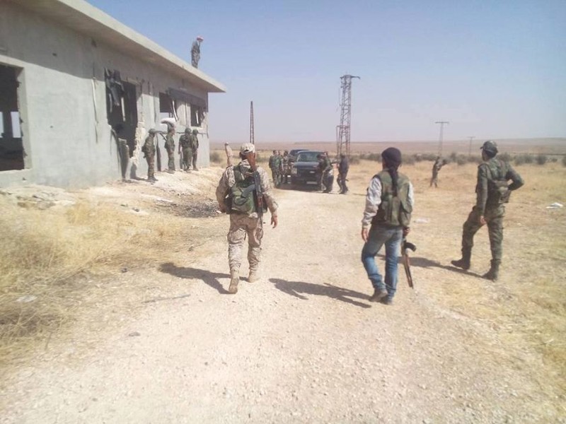 Binh sĩ quân đội Syria trên chiến trường vùng nông thôn tỉnh Hama
