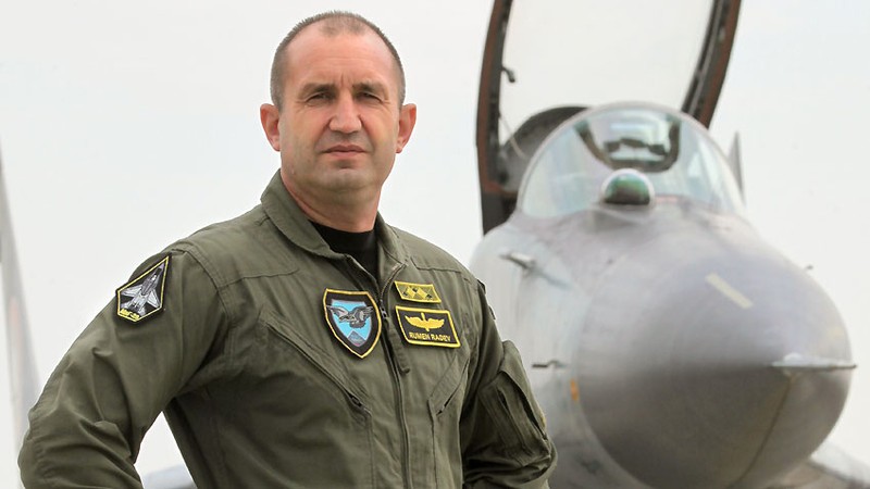 Thiếu tướng dự bị,  tổng thống Bulgaria Rumen Radev bên chiếc MiG -29