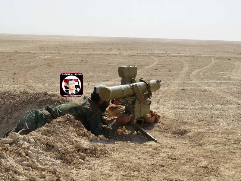 Binh sĩ quân đội Syria sử dụng tên lửa ATGM ngăn chặn IS tấn công