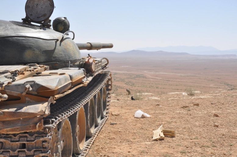Xe tăng quân đội Syria trên chiến trường ngoại vi thị trấn Sukhnah