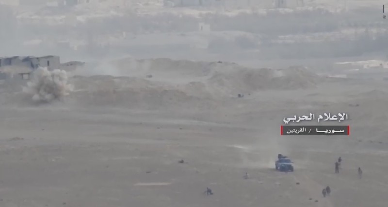 Quân đội Syria tiến công trên chiến trường dọc tuyến đường Al-Sukhnah - Mayadeen - ảnh video South Front