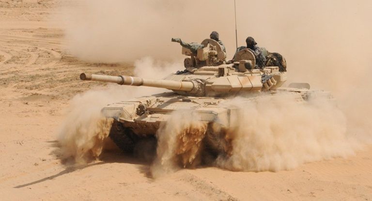 Xe tăng quân đội Syria tiến công trên chiến trường sa mạc - ảnh minh họa Muraselon