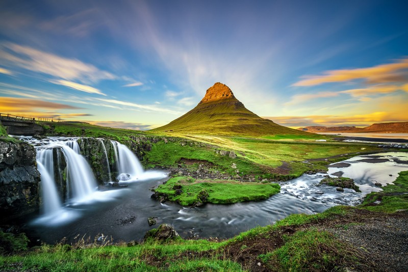 Ngon Kirkjufell có độ cao 1519 ft ( 463m) so với mặt nước biển, có lẽ đây là ngọn núi được chụp ảnh nhiều nhất ở Ai-Len (IceLand). Bức ảnh trên là một trong những bức ảnh đẹp chụp ngon núi này