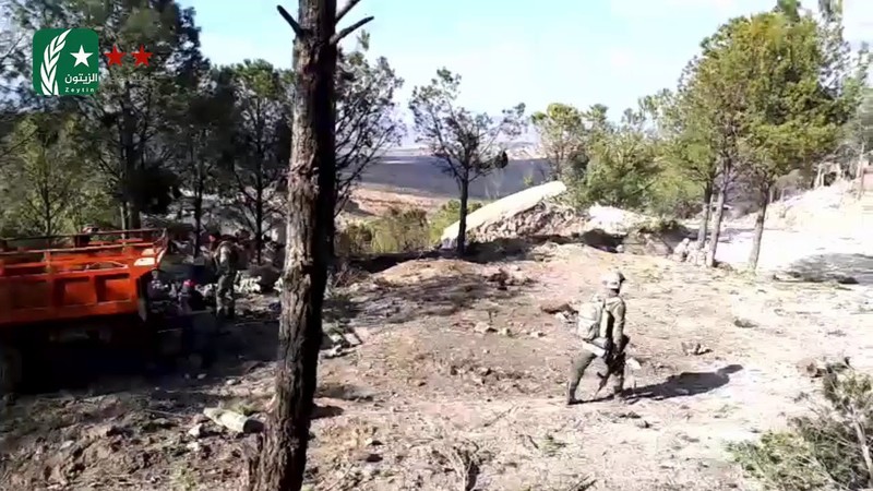 Nhóm chiến binh thuộc tổ chức TFSA do Ankara hậu thuẫn đánh chiếm cao điểm Barsaya. Ảnh Masdar News