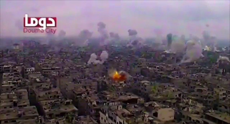 Cảnh không quân và pháo binh không kích Douma. Ảnh minh họa video
