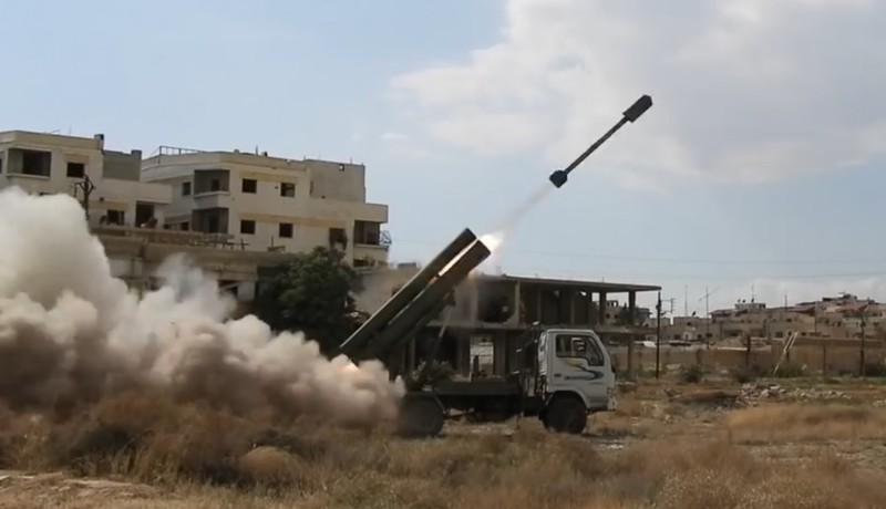Pháo binh quân đội Syria Golan-300 ( IRAM) bắn phá dữ dội chiến tuyến của IS - ảnh minh họa Masdar News