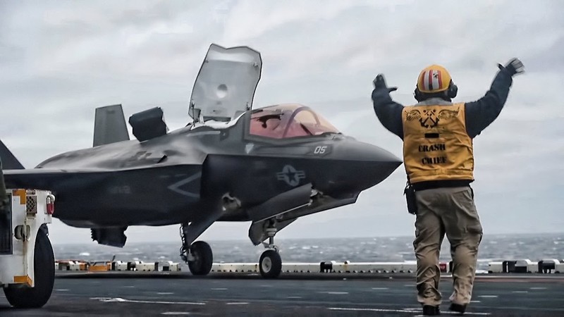 F-35B Lightning II hạ cánh thẳng đứng xuống tàu đổ bộ trực thăng USS Wasp. Ảnh minh họa video Raytheon.