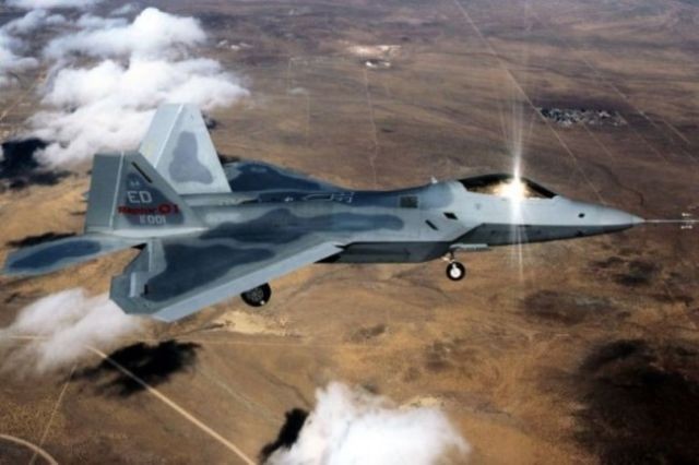 Máy bay F-22 Raptor Mỹ trên không phận Syria. Ảnh minh họa Defence. Blog
