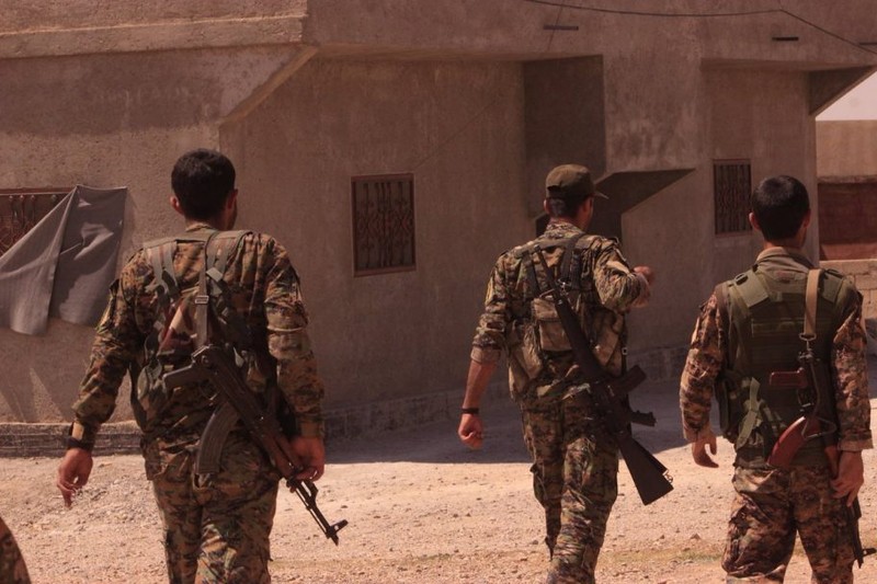 Lực lượng dân quân người Kurd chiến đấu trên chiến trường Deir Ezzor. Ảnh minh họa: Al-Masdar News.
