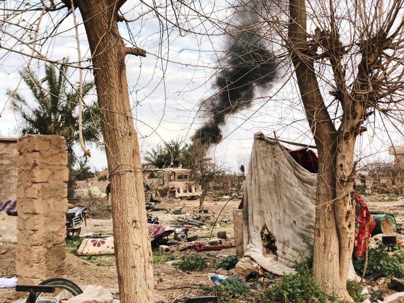 Tuyến phòng thủ Baghouz của IS dưới hỏa lực kinh hoàng của SDF và Liên quân do Mỹ dẫn đầu. Ảnh: Masdar News.