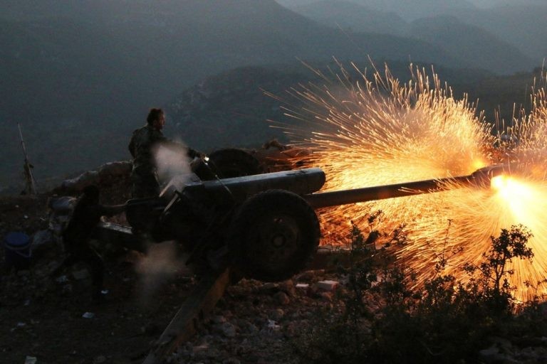 Pháo binh quân đội Syria đánh phá ác liệt chiến tuyến của thánh chiến ở khu phi quân sự. Ảnh minh họa Masdar News