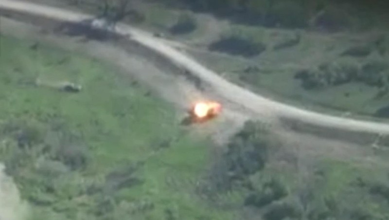 Pháo binh Ukraine phá hủy xe thiết giáp quân đội Nga. Ảnh video trang mil.in.ua