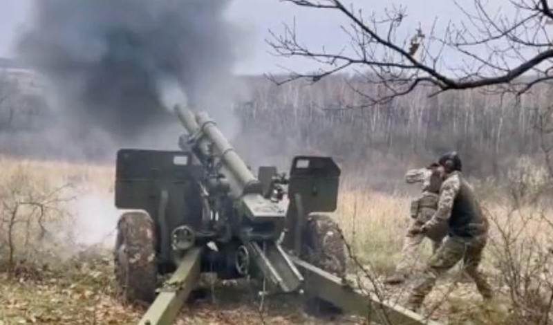Quân đội Ukraine, sử dụng lựu pháo M101 105 mm pháo kích chiến tuyến quân đội Nga ở Donetsk. Ảnh video Military Ukraine.