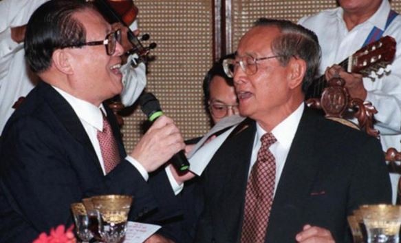  Cựu Tổng thống Philippines Fidel Ramos (bên phải) và cựu Chủ tịch Trung Quốc Giang Trạch Dân cùng hát ở một buộc tiệc chiêu đãi cấp nhà nước tại Dinh Malacanang, Manila, Philippines vào ngày 26/11/2016. Ảnh AFP.