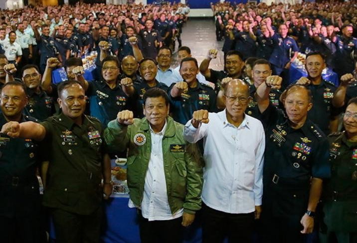 Tổng thống Philippines Rodrigo Duterte và Bộ trưởng Quốc phòng Philippines Delfin Lorenzana (áo trắng).