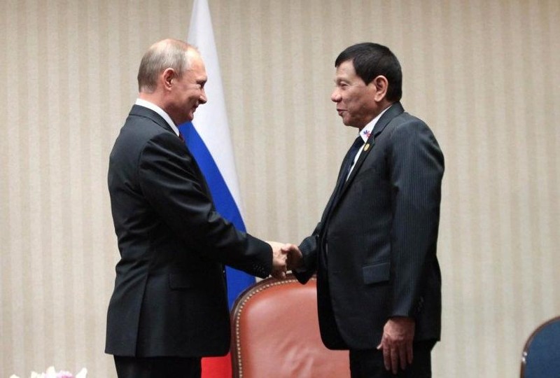 Ngày 20/11/2016, Tổng thống Nga Vladimir Putin và Tổng thống Philippines Rodrigo Duterte gặp gỡ bên lề Hội nghị Cấp cap APEC tại Peru. Ảnh: Inquirer Global Nation