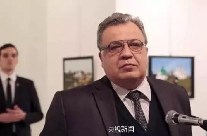 Hung thủ đứng sau lưng Đại sứ Nga tại Thổ Nhĩ Kỳ Andrey G. Karlov. Ảnh: CCTV