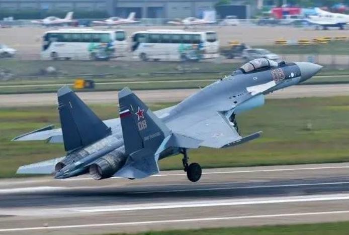 Nga đã bàn giao lô máy bay chiến đấu Su-35SK đầu tiên cho Trung Quốc. Ảnh: Sina