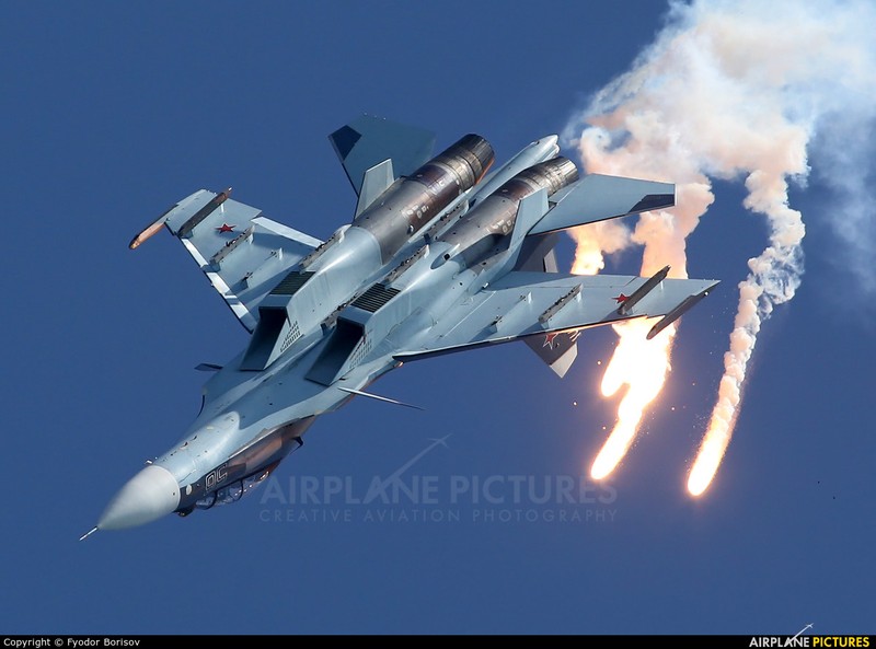 Chiến đấu cơ Su-30SM biểu diễn kỹ năng trên không