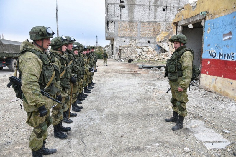 Binh sĩ Nga làm nhiệm vụ tại thành phố Aleppo sau giải phóng