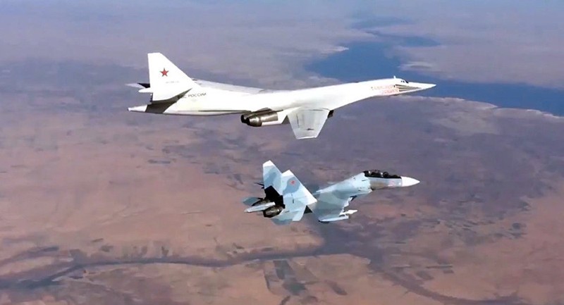 Chiến đấu cơ Su-30SM hộ tống máy bay ném bom chiến lược tầm xa Tu-160 tấn công phiến quân Syria