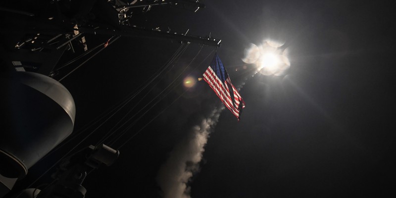 Khu trục hạm Mỹ phóng tên lửa Tomahawk hôm 7/4 tấn công căn cứ không quân Syria